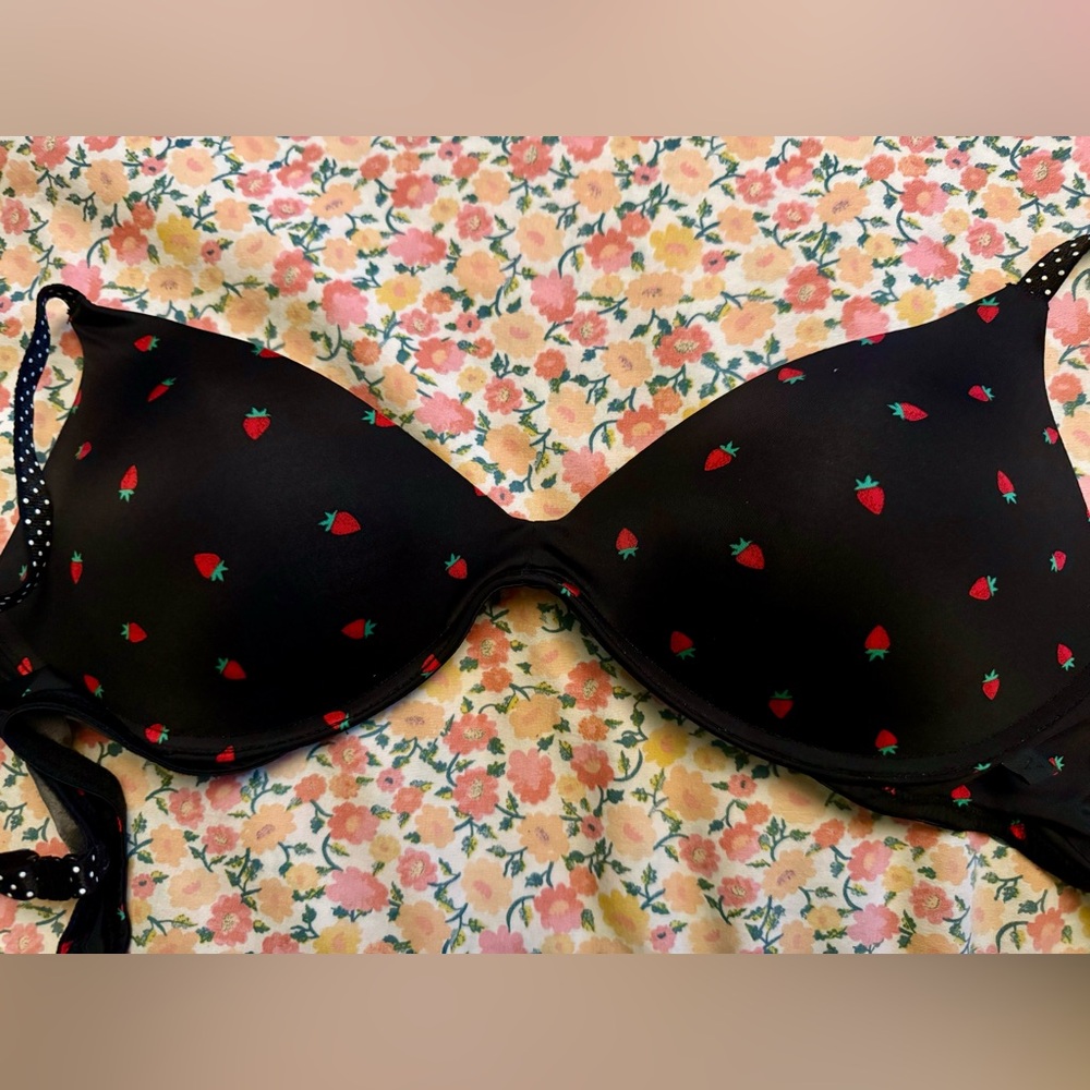 Victoria’s  Secret padded wireless bra black strawberry print 34B
